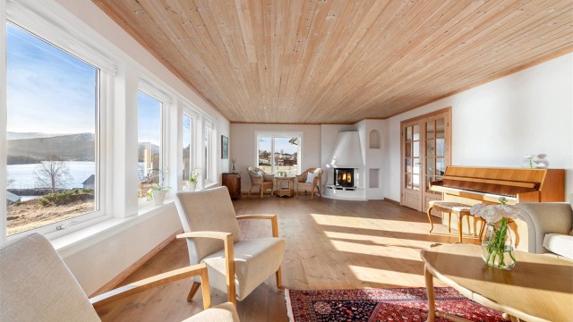 Stor stue med lyse overflater og store vindusflater mot syd og vest som gir godt med lysinnslipp i stuen.
Murt peis med innsats i stuen