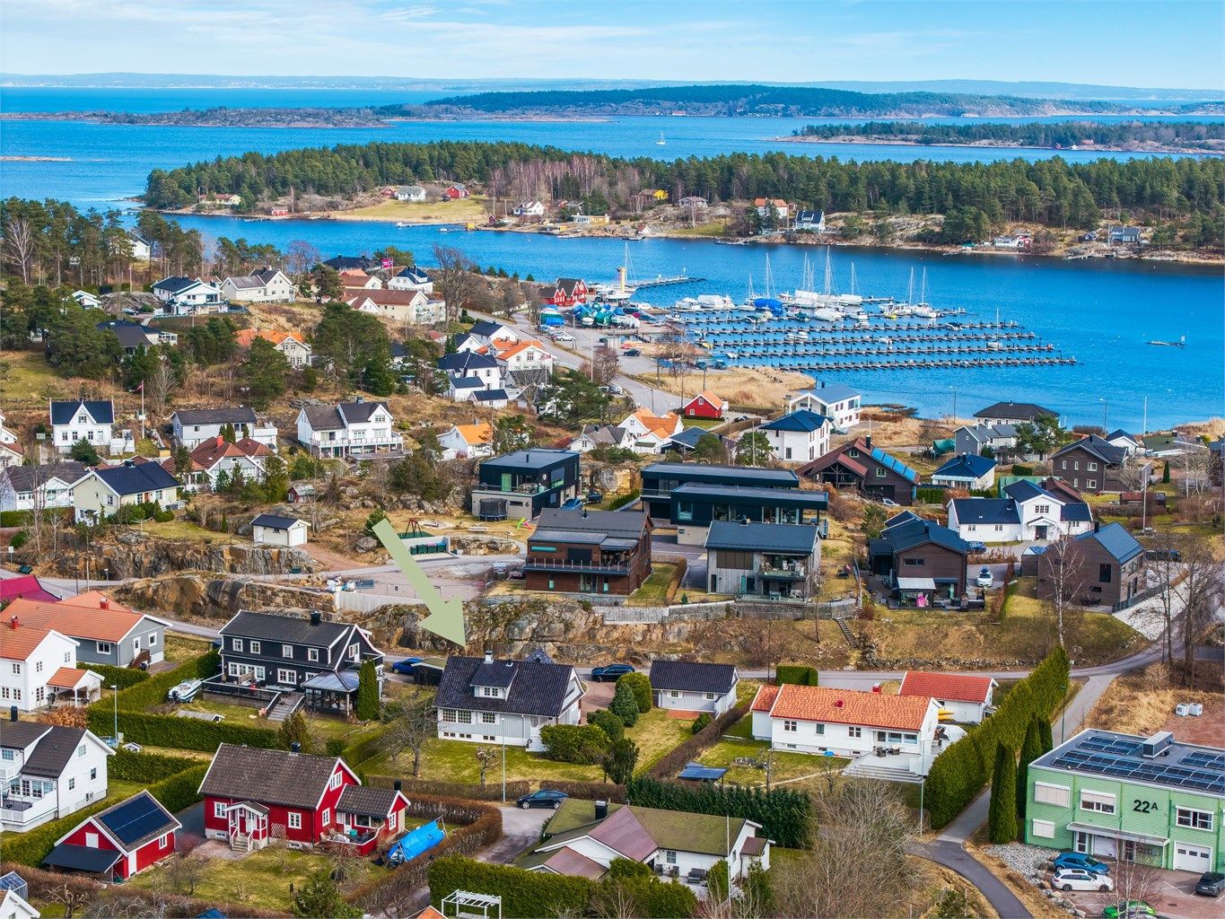 Fra området er det kort vei til båthavn og flotte rekreasjonsområder langs kysten.