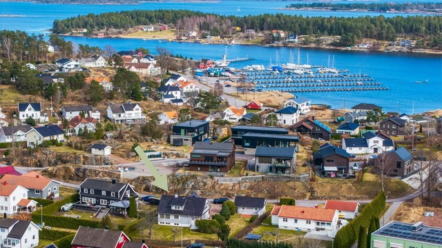 Fra området er det kort vei til båthavn og flotte rekreasjonsområder langs kysten.