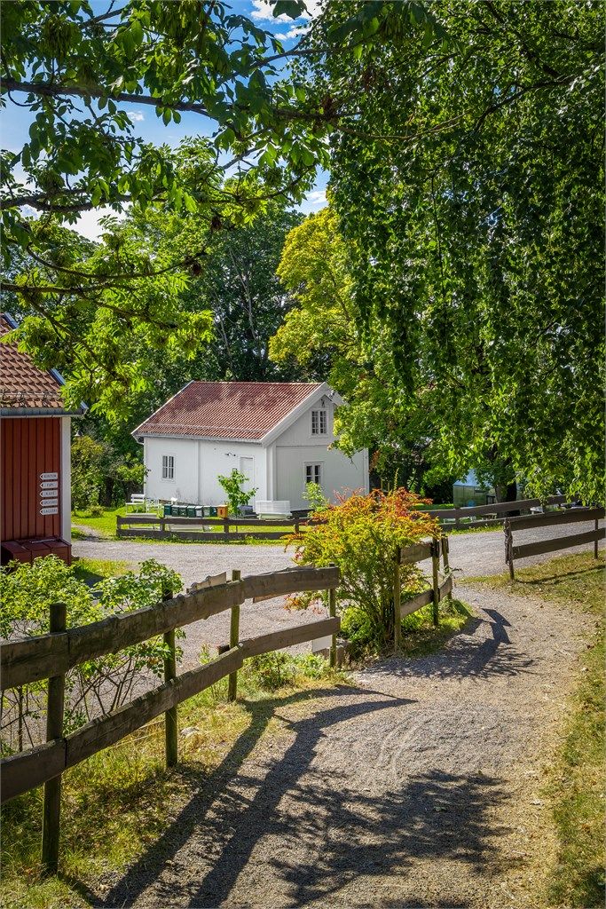 Årvoll gård ligger i området. Gården har kulturelle arrangement og aktiviteter for store og små. Gården har også hester og høner
