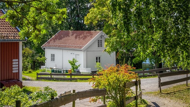 Årvoll gård ligger i området. Gården har kulturelle arrangement og aktiviteter for store og små. Gården har også hester og høner