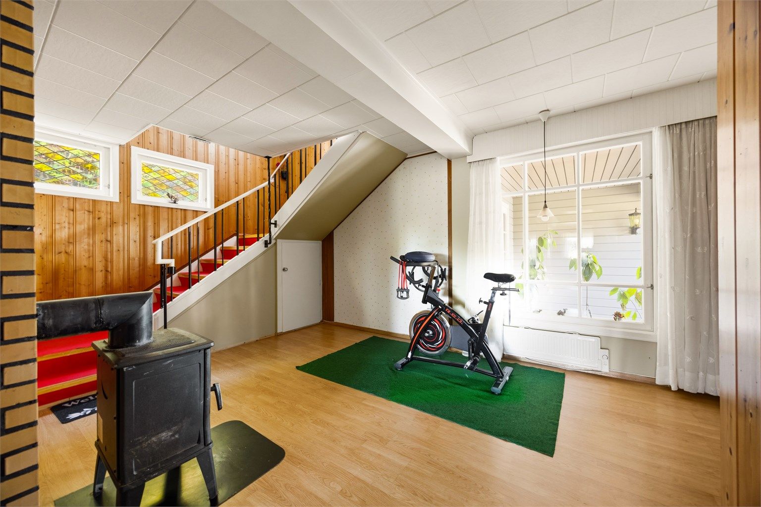 Hallen gir god plass til oppbevaring eller treningsapparat under trappen.
