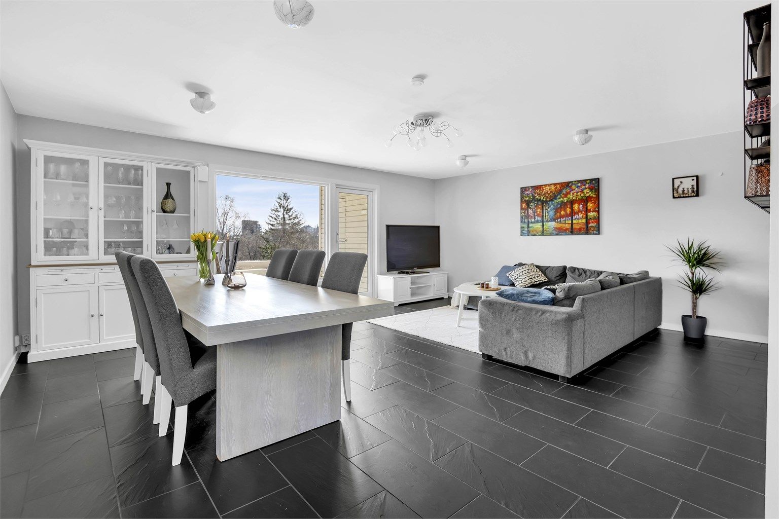 Velkommen til Hamangskogen 29 presentert av eiendomsmegler Kristoffer Stormfelt - En romslig 4-roms leilighet med gode solforhold og flott utsikt.