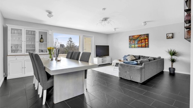 Velkommen til Hamangskogen 29 presentert av eiendomsmegler Kristoffer Stormfelt - En romslig 4-roms leilighet med gode solforhold og flott utsikt.