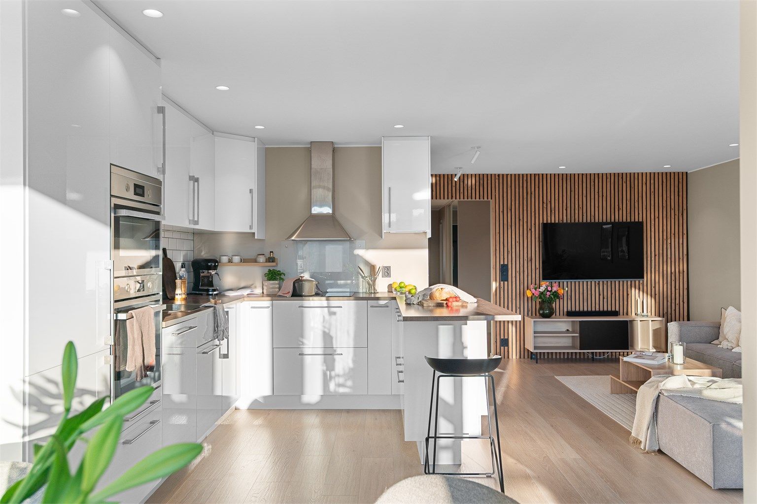 - Fra stuen kommer man ut i en meget romslig gang med tilkomst til bad, vaskerom, bod og begge soverommene -