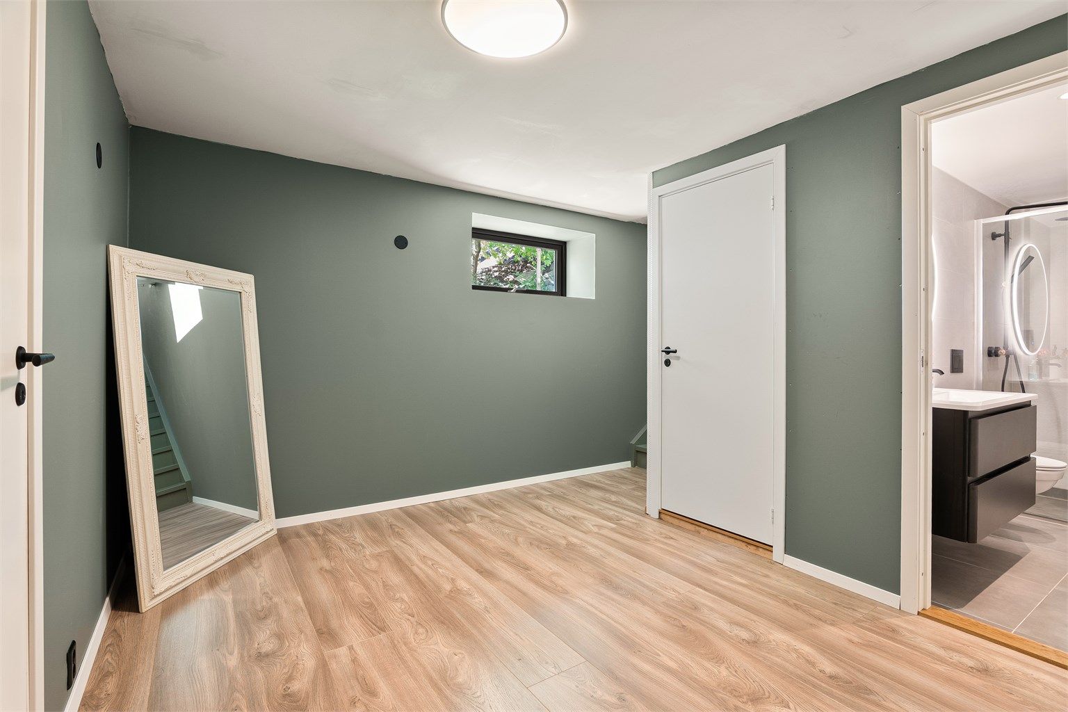 I den romslige kjellergangen er det plass til skap eller andre oppbevaringsmøbler, alternativt lekeplass for familiens yngste.