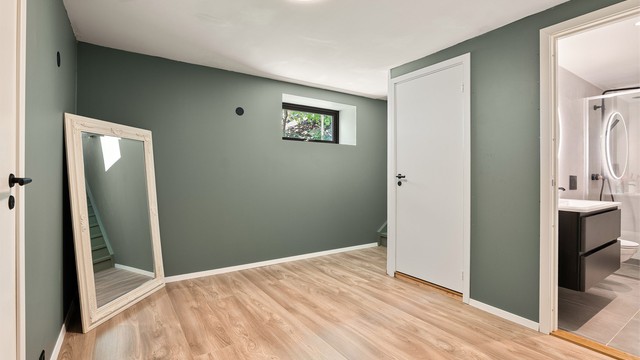 I den romslige kjellergangen er det plass til skap eller andre oppbevaringsmøbler, alternativt lekeplass for familiens yngste.