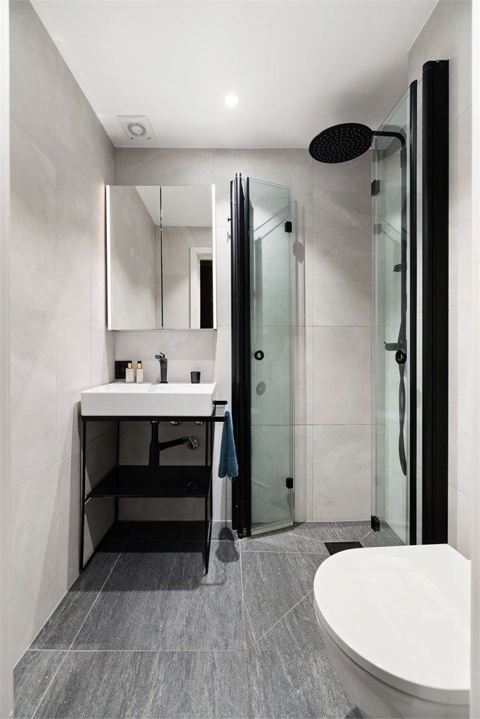 Delikat og moderne baderom pusset opp i 2022. Badet er flislagt med varmekabler i gulv for en behagelig start på dagen og downlights i himling.