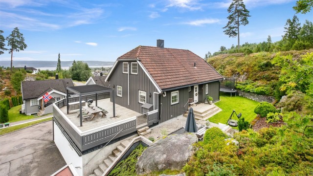 Eiendommen ligger i en rolig og barnevennlig blindvei.