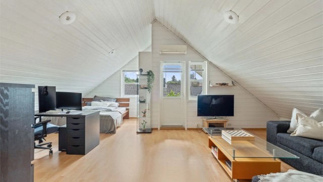 Stor og fleksibel TV-stue på loftet, med plass til flere soner.