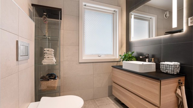Badet ble bygget opp på nytt i 2018, med blant annet nye overflater og nye innredninger. I gulvet er det varme.