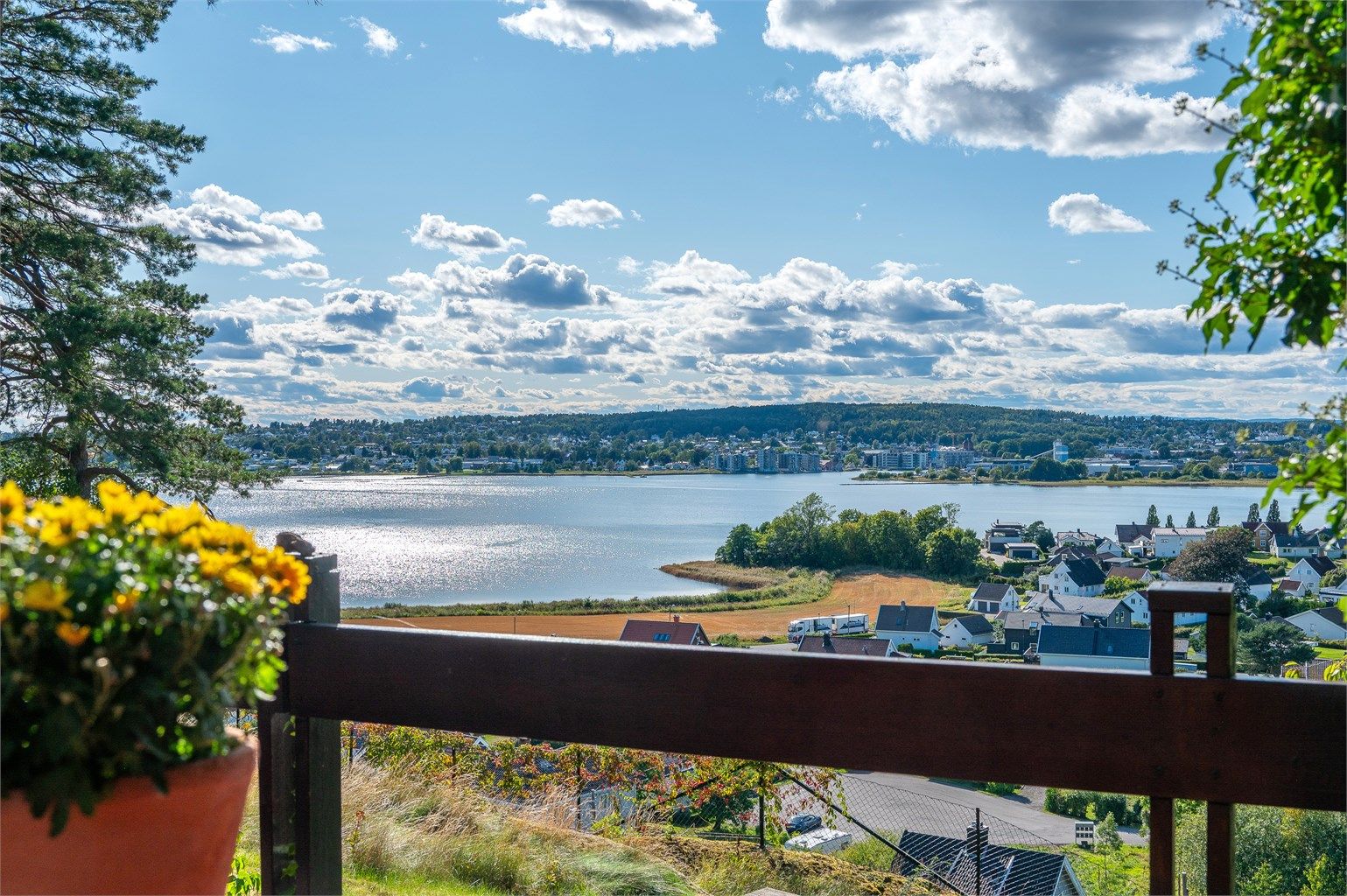 Eksklusiv beliggenhet med uforstyrret utsikt og solrike uteplasser – et hjem for deg som vil bo høyt og fritt.