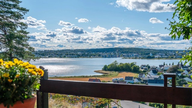 Eksklusiv beliggenhet med uforstyrret utsikt og solrike uteplasser – et hjem for deg som vil bo høyt og fritt.