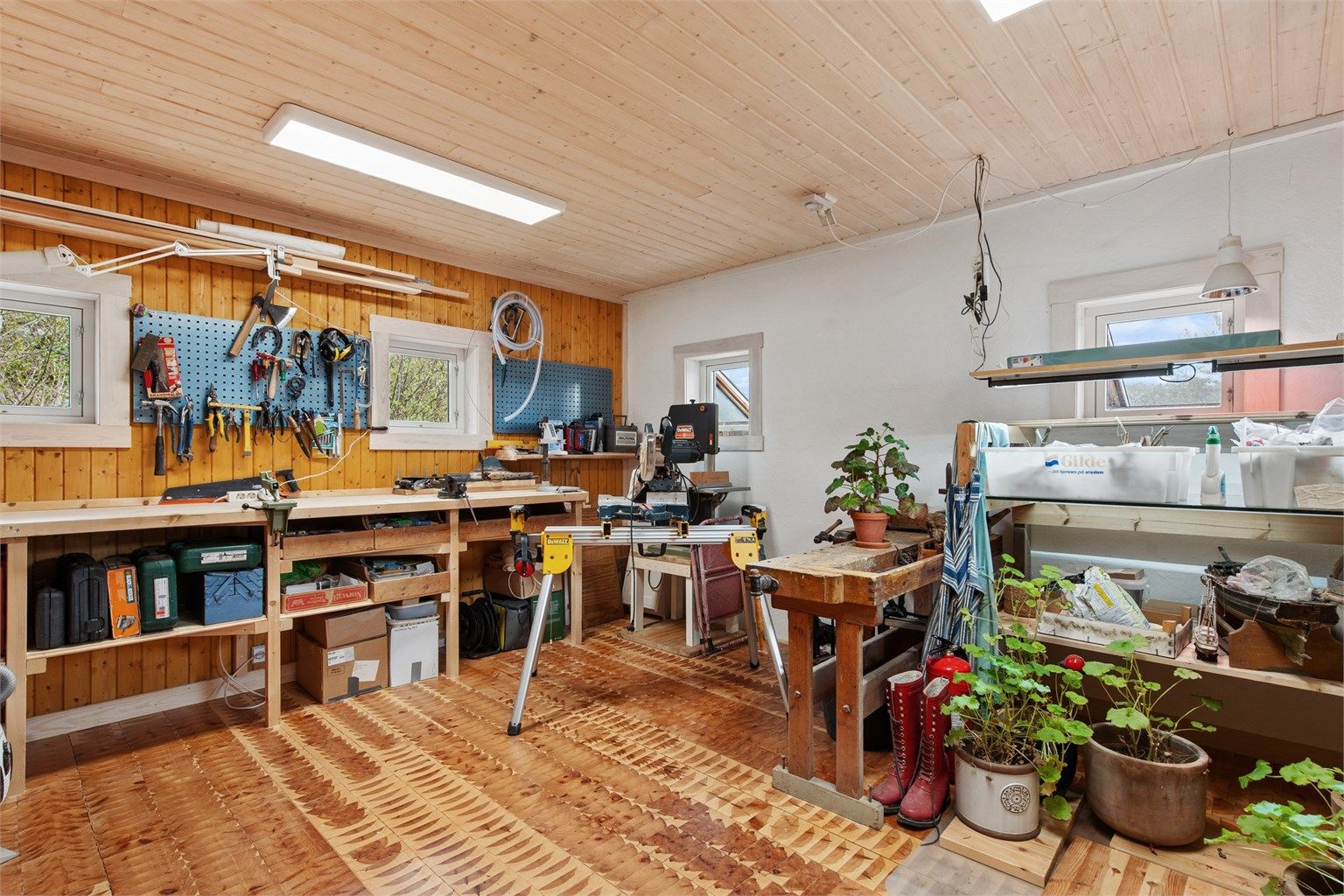 Den andre delen av uthuset har også et hobbyrom av god størrelse.