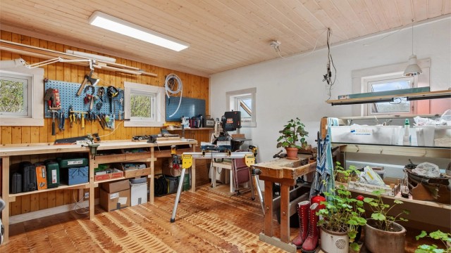 Den andre delen av uthuset har også et hobbyrom av god størrelse.