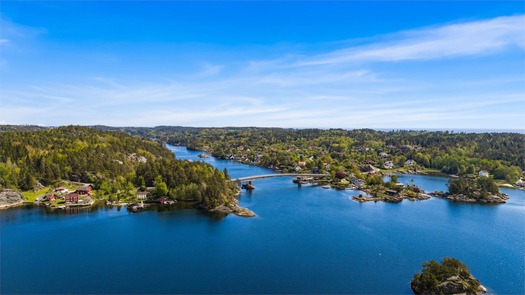 Skjærgården utenfor Arendal  er magisk med en rekke fine holmer og strender. 