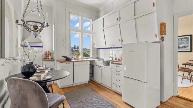 Eget kjøkken med plass til spisebord