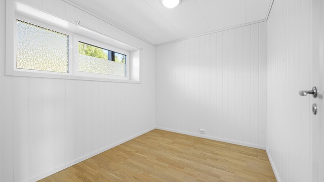 Leilighetens andre soverom passer utmerket som barnerom, gjesterom eller kontor.