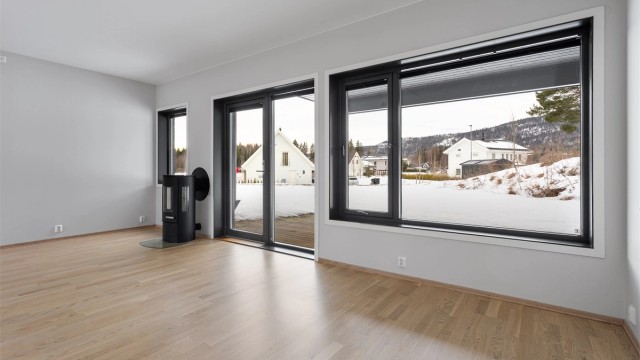 Peisovnen med glassdør gir effektiv tilleggsvarme og en hyggelig atmosfære i stuen.