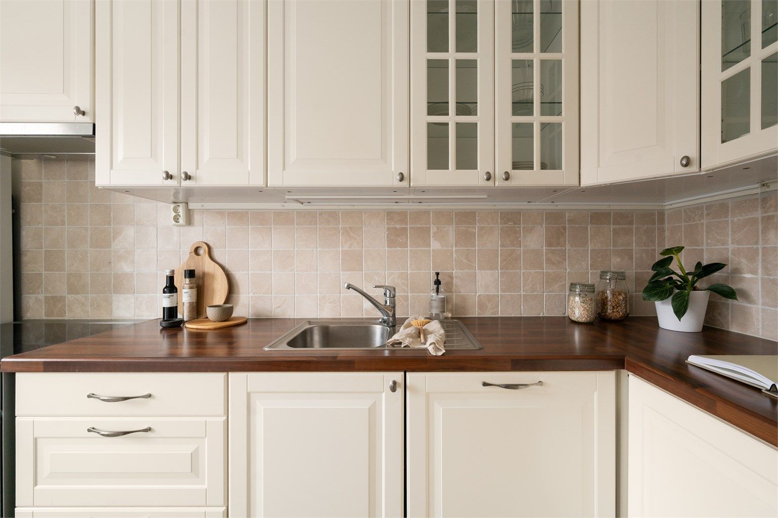  Ventilator er plassert i overskap og har kullfilter. 