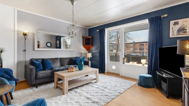 Store vindusflater i stue som gir godt med lysinnslipp