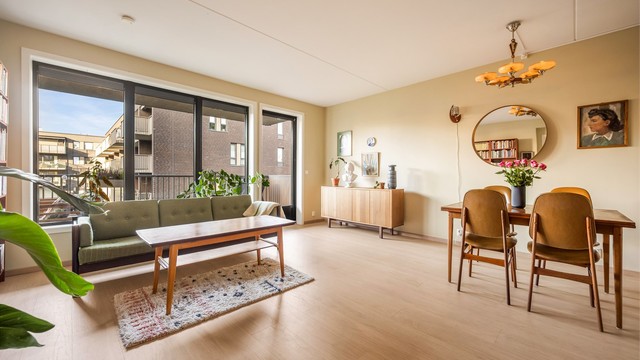 Oppvarming skjer gjennom vannbåren varme gjennom radiatorer, og boligen ventileres gjennom balansert ventilasjonssystem.