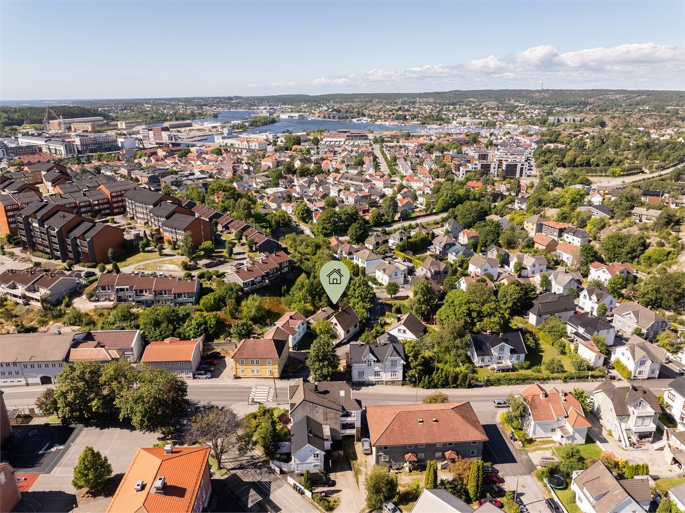 Eiendommen er tilbaketrukken i meget sentrale omgivelser ved Trara, i umiddelbar nærhet av sentrumsgatene og alle byens tilbud.