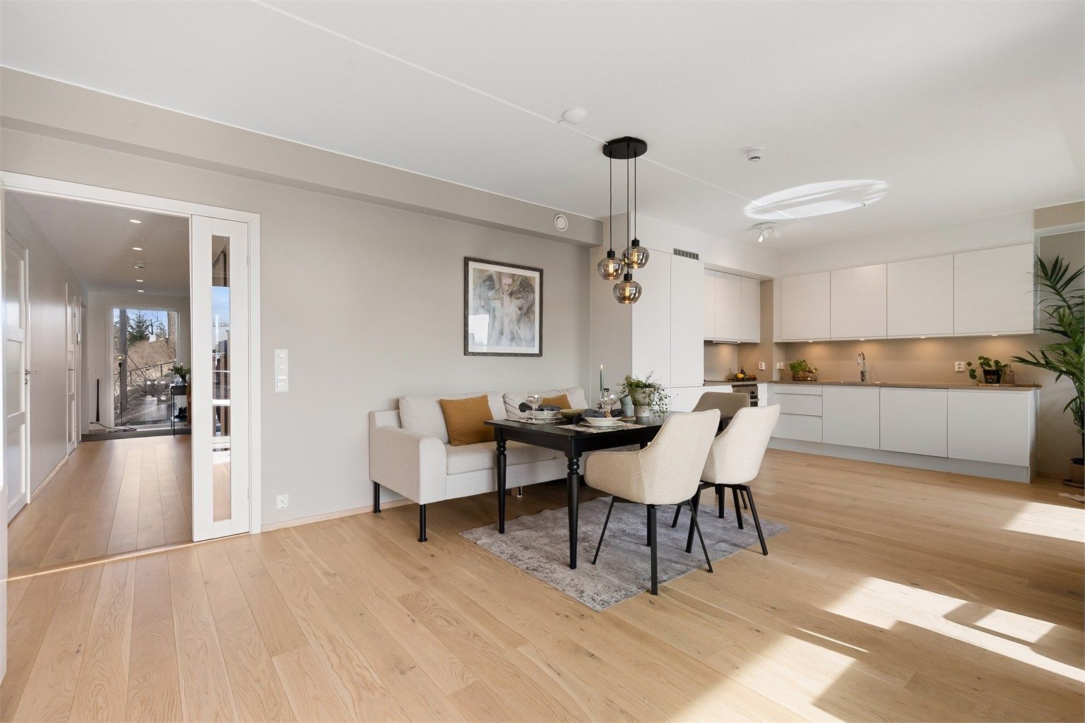 Velkommen til Jens Rings Vei 31! En gjennomgående og moderne 4-roms leilighet fra 2022 med alt på ett plan.