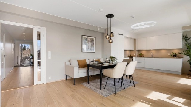 Velkommen til Jens Rings Vei 31! En gjennomgående og moderne 4-roms leilighet fra 2022 med alt på ett plan.