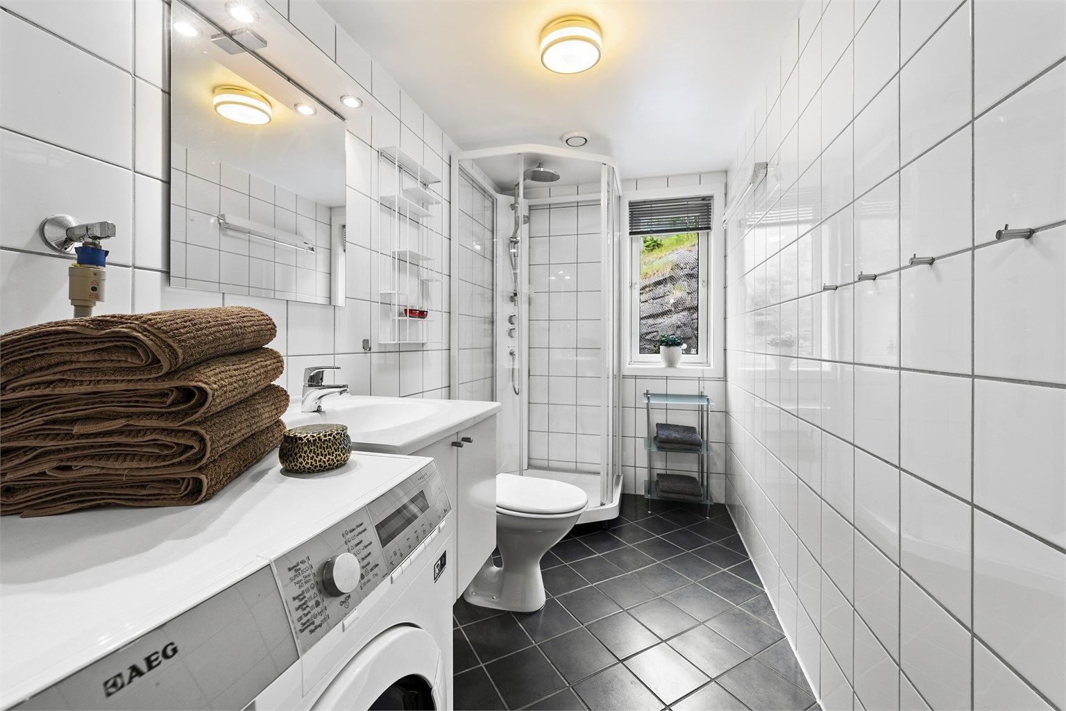  Flislagt bad med gulvvarme. Badet har en god størrelse og vindu, som gir godt med naturlig lys. Det er opplegg for vaskemaskin og mulighet for tørketrommel om man ønsker det.