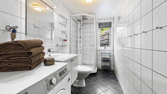 Flislagt bad med gulvvarme. Badet har en god størrelse og vindu, som gir godt med naturlig lys. Det er opplegg for vaskemaskin og mulighet for tørketrommel om man ønsker det.