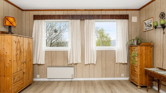 Opprinnelig hobbyrom på ca 15m² - rommet er innredet som kjellerstue, men er ikke godkjent for varig opphold. Se mer under punkt "ferdigattest" i salgsoppgaven