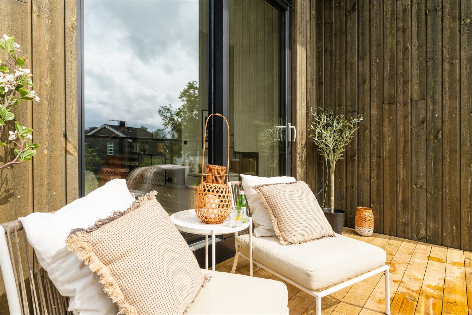 Vestvendt balkong med utgang fra stuen i 2. etasje