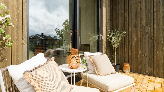 Vestvendt balkong med utgang fra stuen i 2. etasje