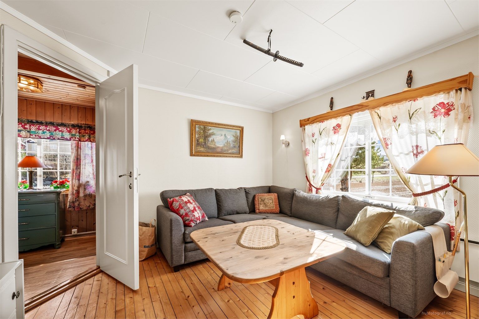 Det ene soverommet i andre etasje er romslig og kan enkelt innredes med både sofagruppe og sengeløsning.