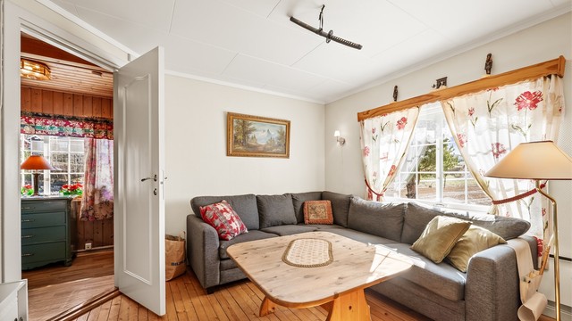 Det ene soverommet i andre etasje er romslig og kan enkelt innredes med både sofagruppe og sengeløsning.