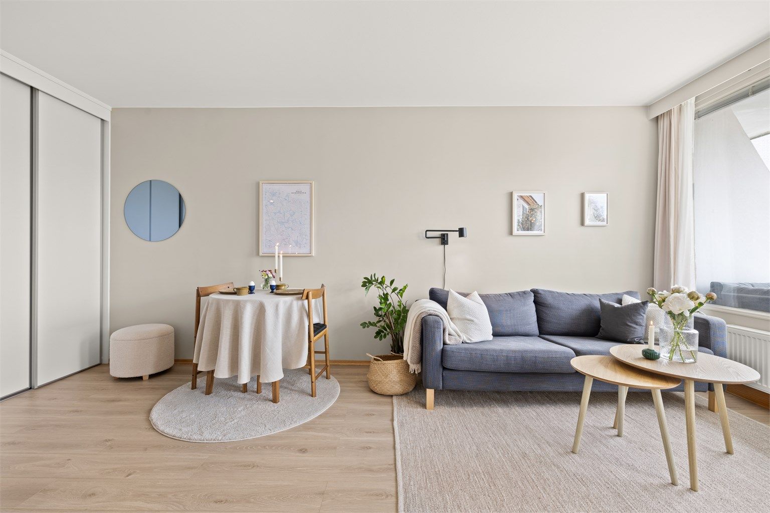 Stuen har en åpen og luftig løsning med plass til både sofagruppe, spisebord og TV-møblement.