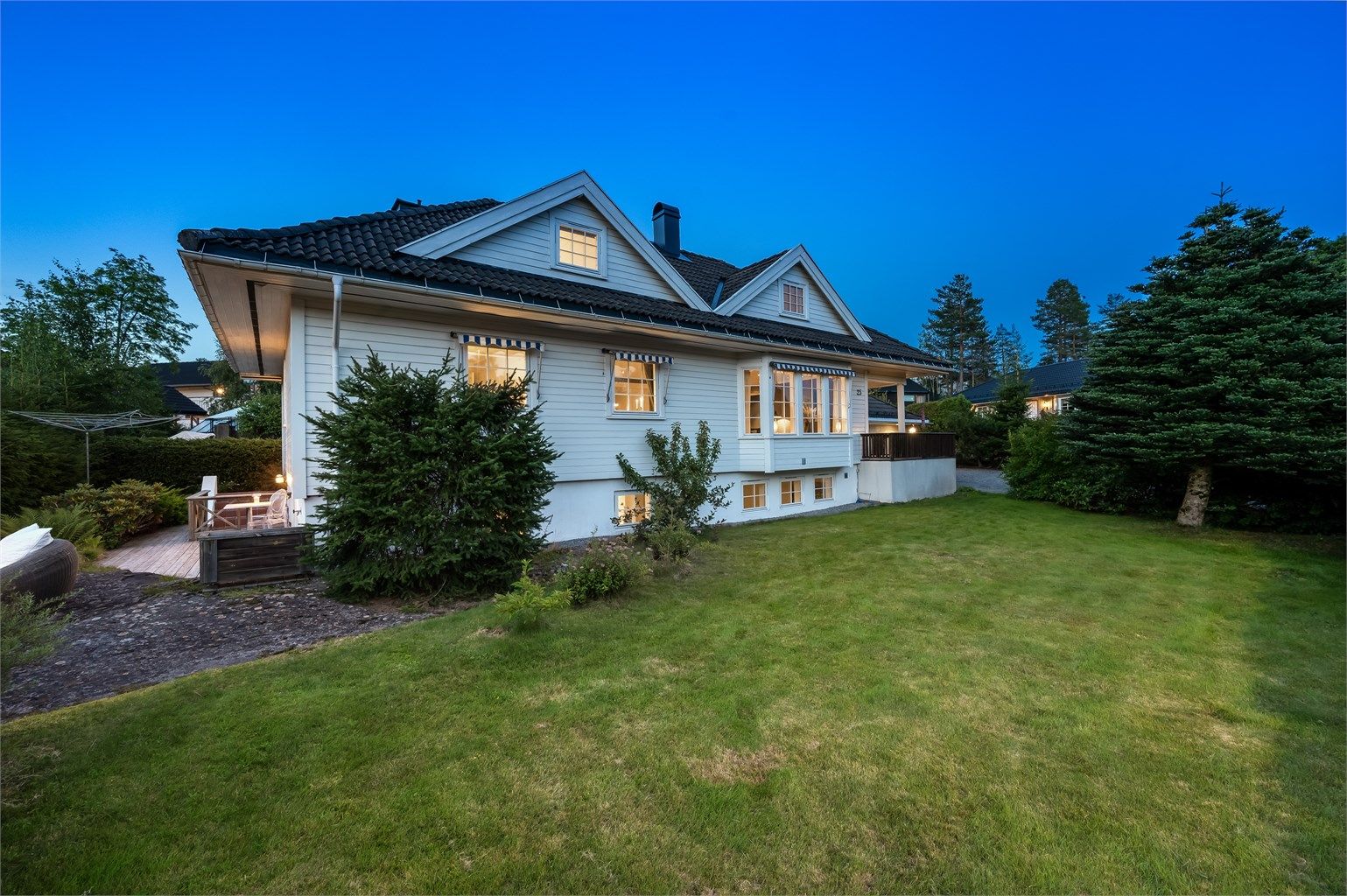 Eiendommen har flere fine uteplasser rundt boligen