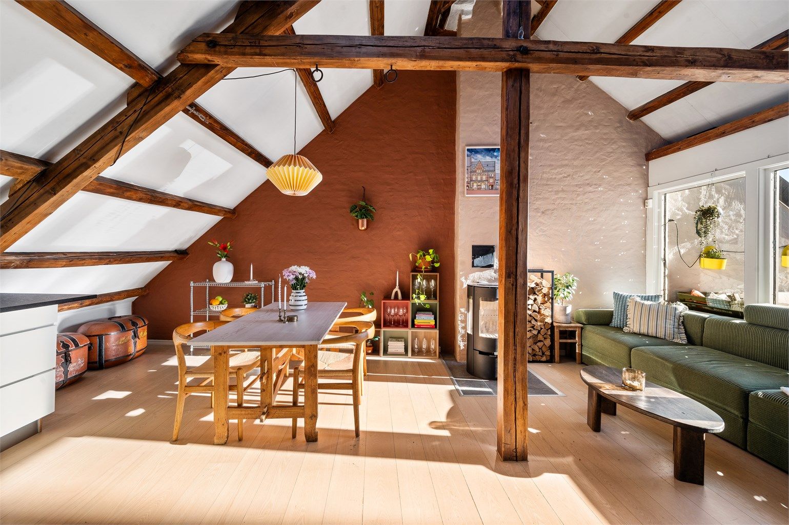 Her er det god plass til stuemøblement med sofa, tilhørende salongbord, tv-seksjon, bokhylle, stort spisebord etc.