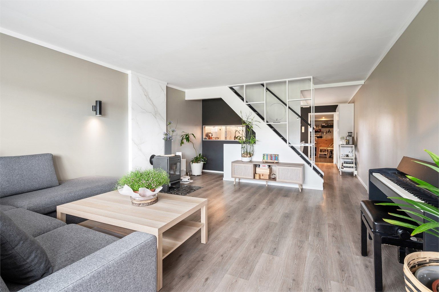 Moderne kjøkken fra 2017 og peisovn i stuen. Foto: Peter Futo v/Kreativ Mango AS