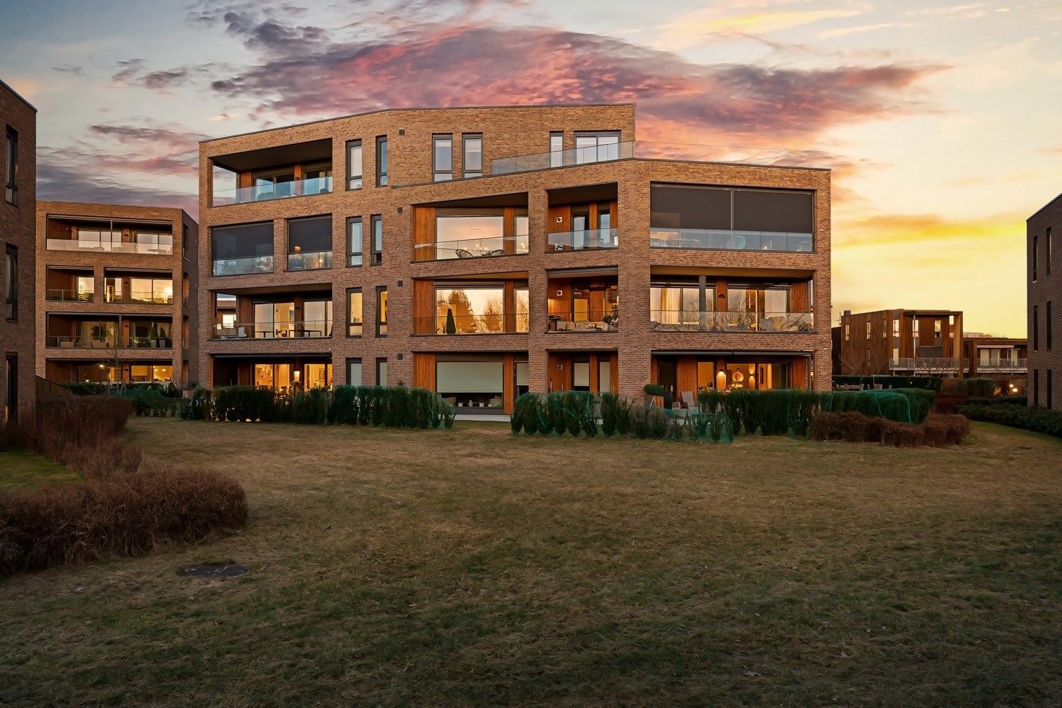 Leiligheten har en nydelig, sjønær beliggenhet på Fornebu