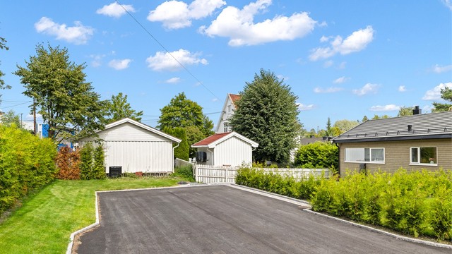 Boligen har 2 parkeringsplasser ved siden av hverandre, med trekkerør for evt. etablering av elbillader