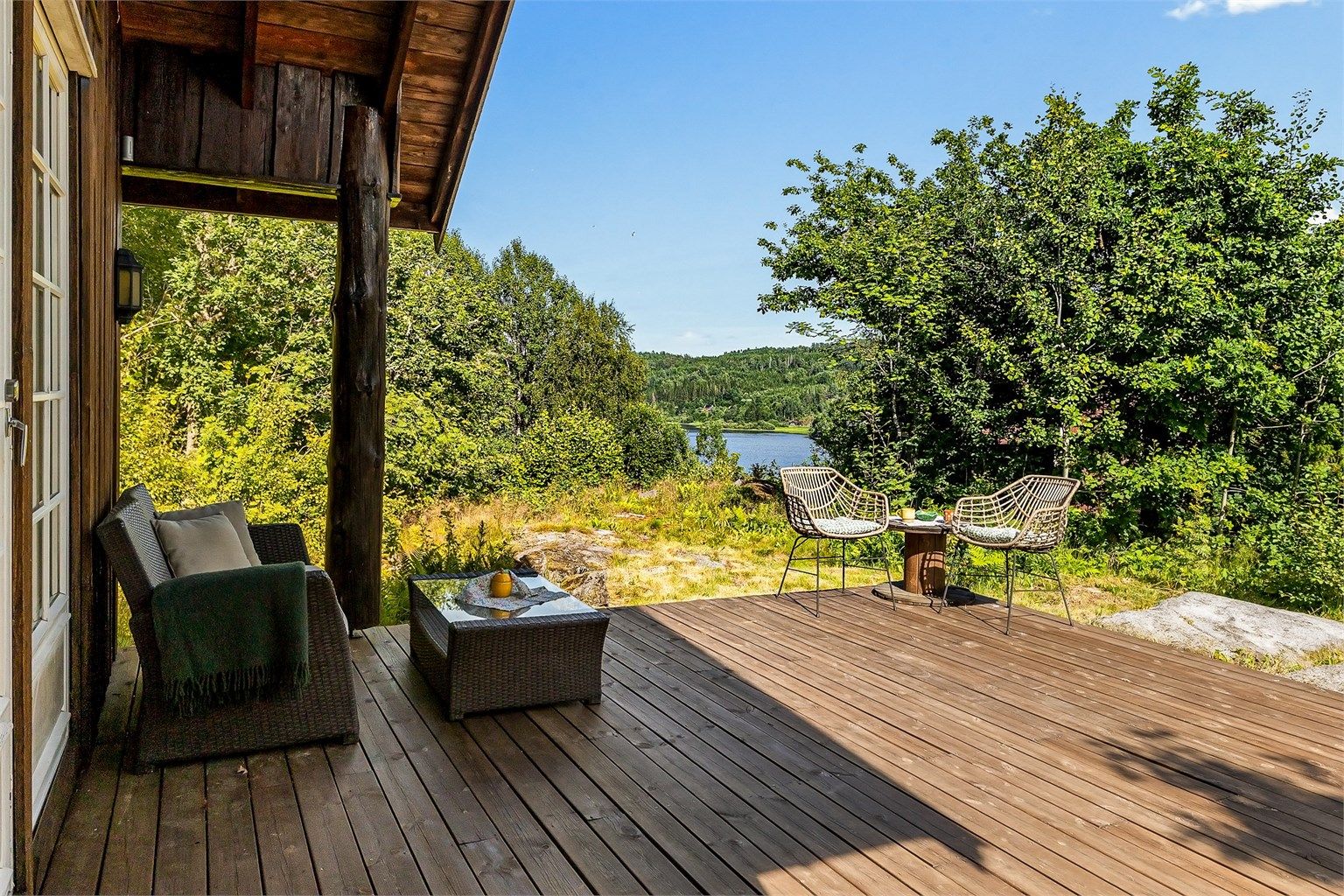 Hytta har flere flotte utearealer med store terrasseområder oppdelt i flere soner. Fra stuen mot sør har du utgang til en solrik terrasse som også er delvis overbygget. Her sitter du lunt og skjermet til.
