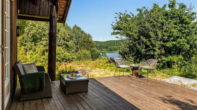 Hytta har flere flotte utearealer med store terrasseområder oppdelt i flere soner. Fra stuen mot sør har du utgang til en solrik terrasse som også er delvis overbygget. Her sitter du lunt og skjermet til.