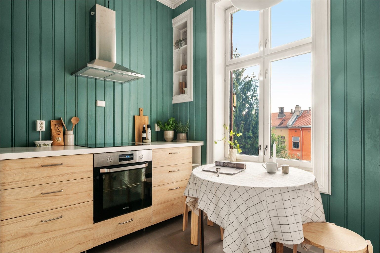 Kjøkkenet har en lun og mørk skandinavisk stil med innredning fra 2019.