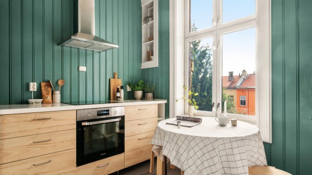 Kjøkkenet har en lun og mørk skandinavisk stil med innredning fra 2019.