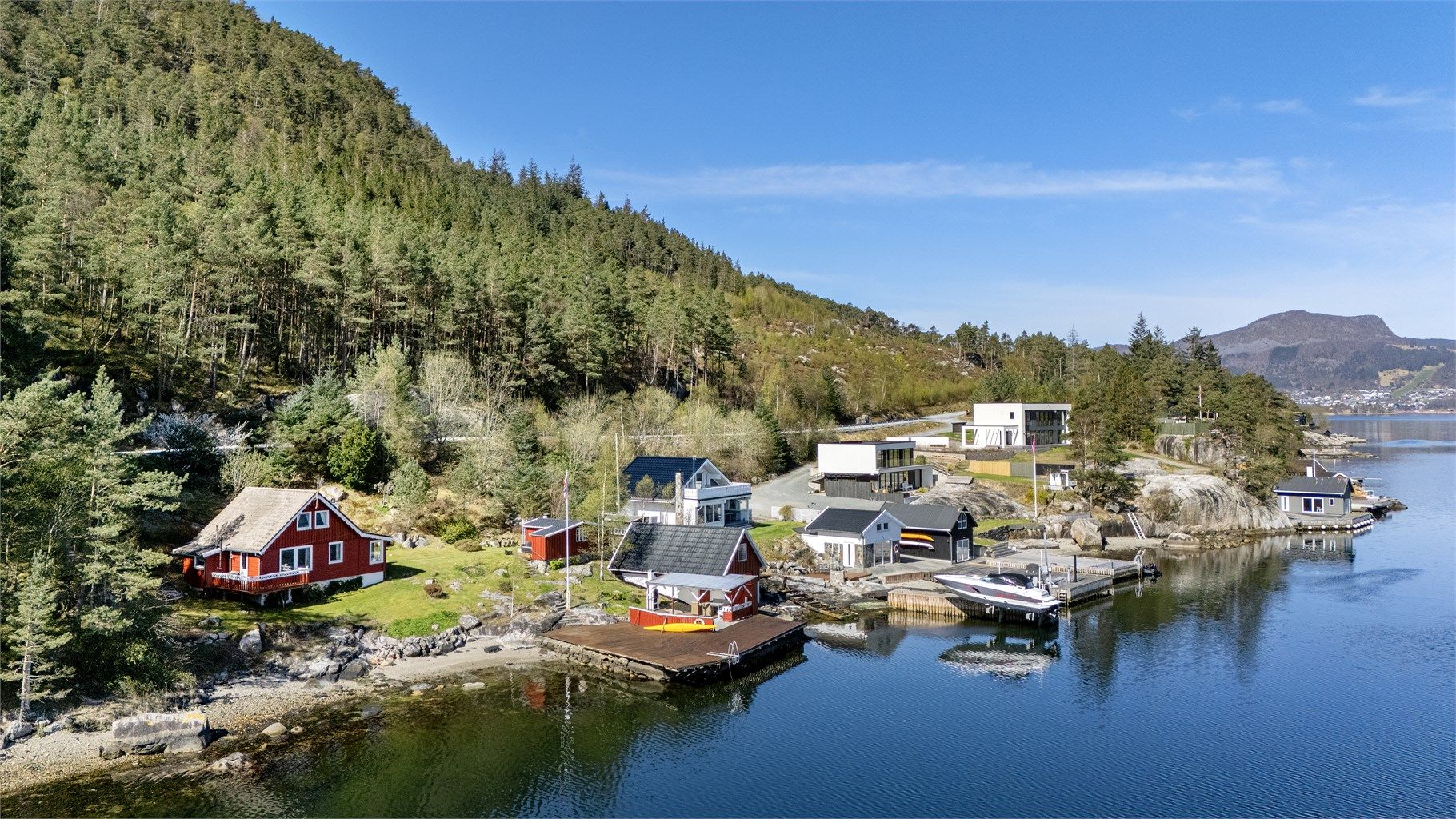 Eiendommen består av en fritidsbolig, et separat anneks og et romslig naust, alt samlet i et idyllisk tun ved sjøen.