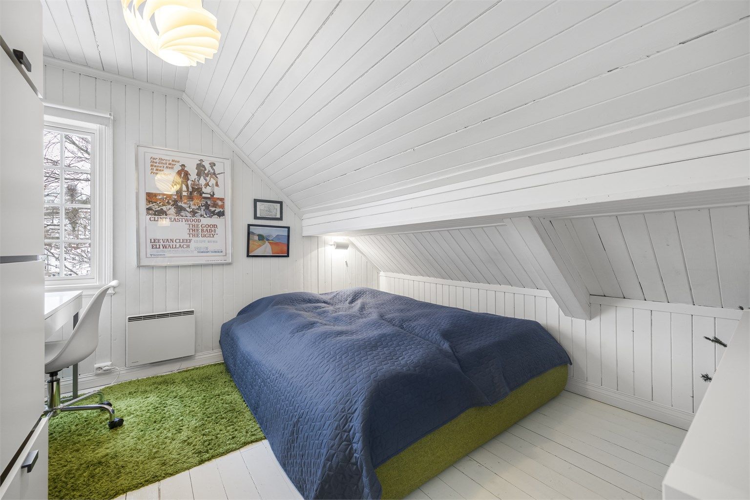 Det tredje soverommet på loftet utnytter plassen godt med smarte løsninger.