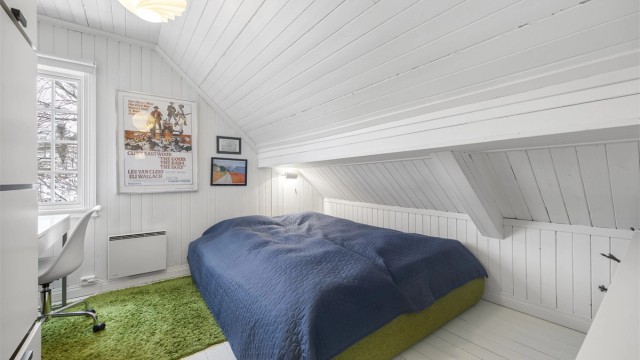 Det tredje soverommet på loftet utnytter plassen godt med smarte løsninger.