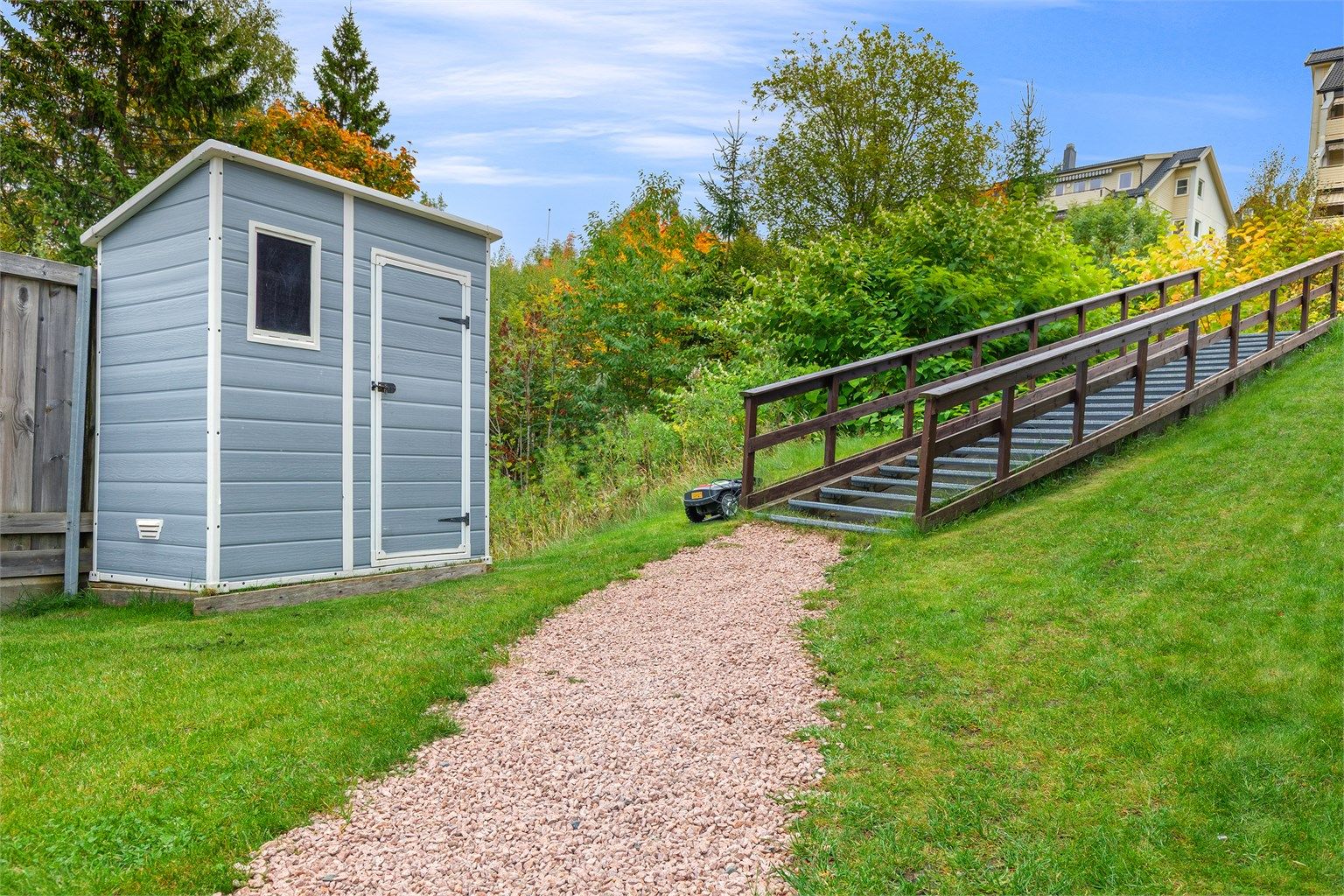 Adkomst til leiligheten fra parkeringsplass og carport. 
